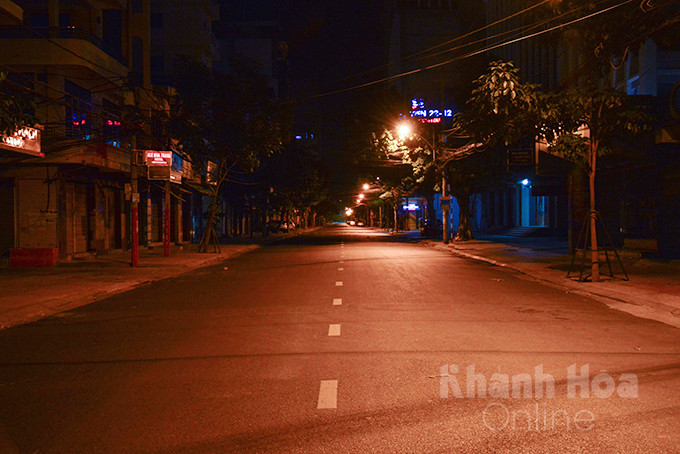 Đường Nguyễn Thiện Thuật không một bóng người sau khi áp dụng quy định người dân không ra đường từ 19 giờ ngày hôm trước đến 6 giờ sáng hôm sau