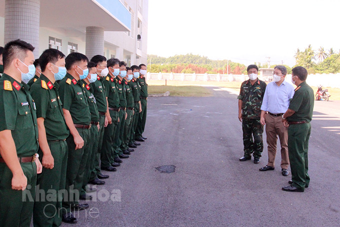 Ông Nguyễn Hải Ninh động viên cán bộ, chiến sĩ làm nhiệm vụ tại Bệnh viện dã chiến truyền nhiễm số 4.