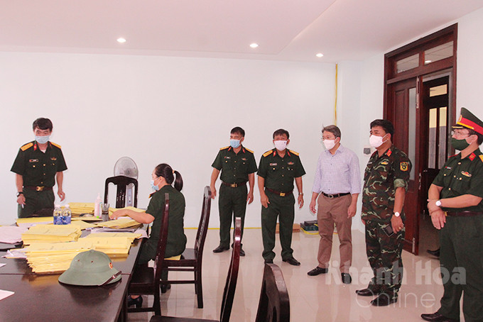 Ông Nguyễn Hải Ninh kiểm tra thực tế một số mặt công tác của bệnh viện dã chiến.