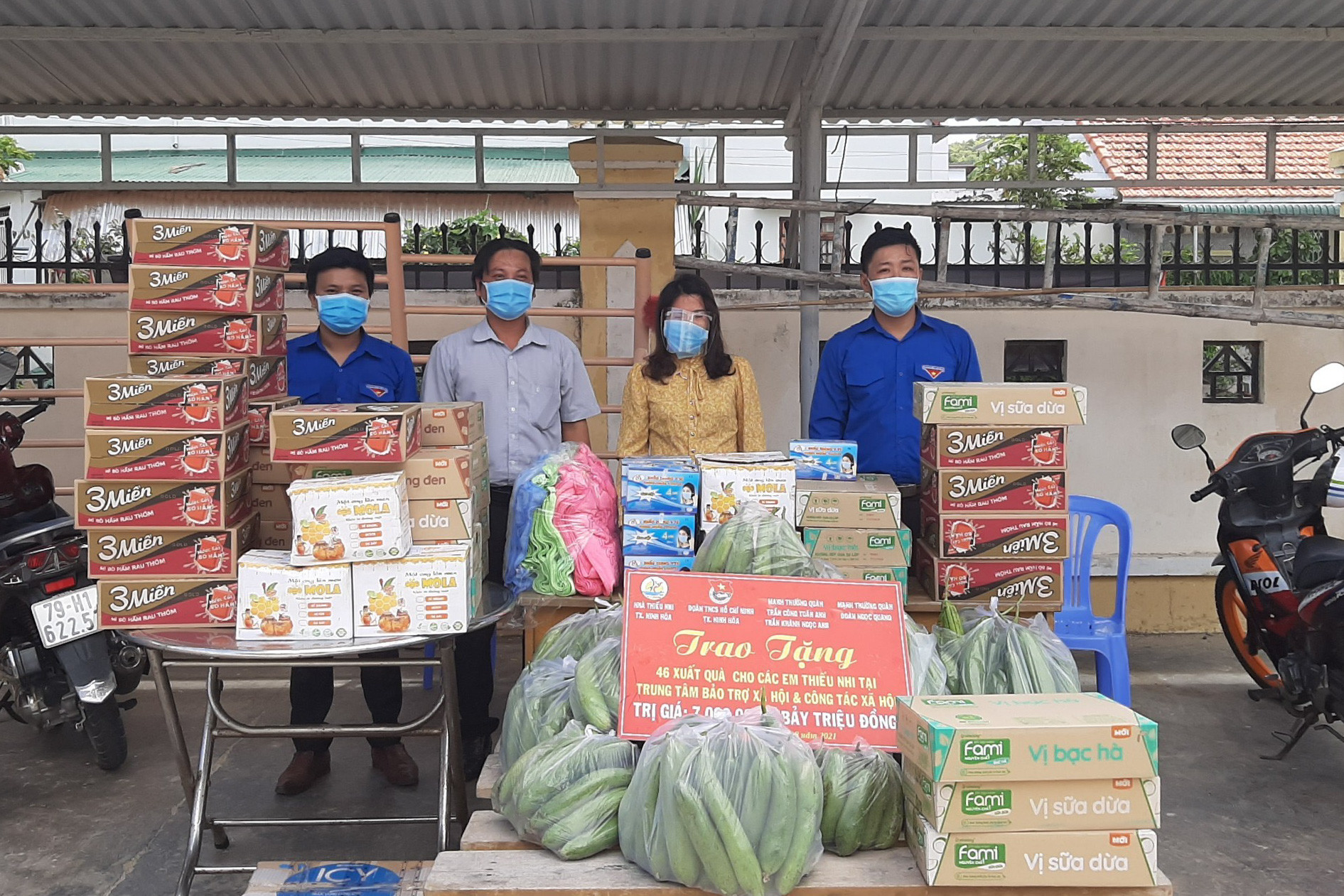 Các đơn vị trao quà cho đại diện Trung tâm Bảo trợ và Công tác xã hội thị xã Ninh Hoà để trao cho các thiếu nhi