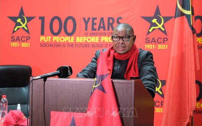 Tổng Bí thư Đảng Cộng sản Nam Phi, Tiến sĩ Blade Nzimande, phát biểu ý kiến tại đầu cầu trụ sở Đảng Cộng sản Nam Phi ở TP Johannesburg, ngày 1/8. (Ảnh: TTXVN)