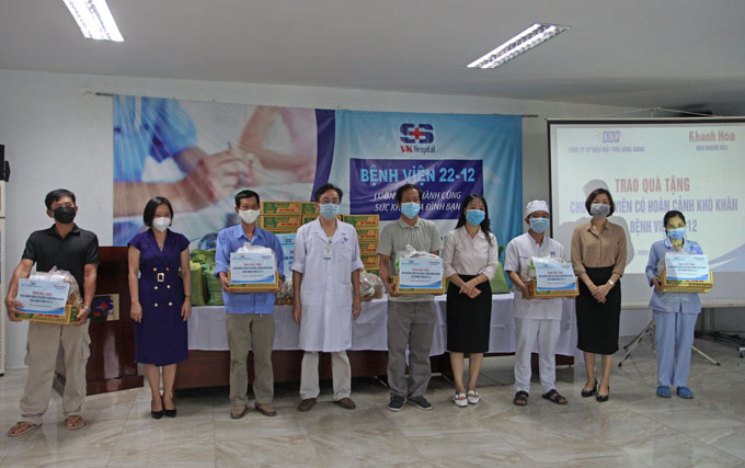 Đại diện Công ty Cổ phần Điện mặt trời Sông Giang và Báo Khánh Hòa trao quà tại Bệnh viện 22-12.