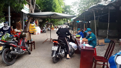Lấy thông tin người ra vào chợ Mới, phường Cam Thuận