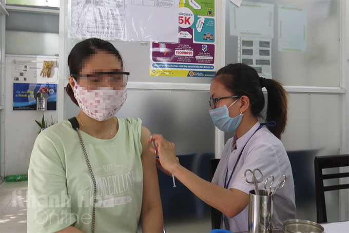 Tiêm vắc xin đợt 4 cho các đối tượng tại CDC Khánh Hòa