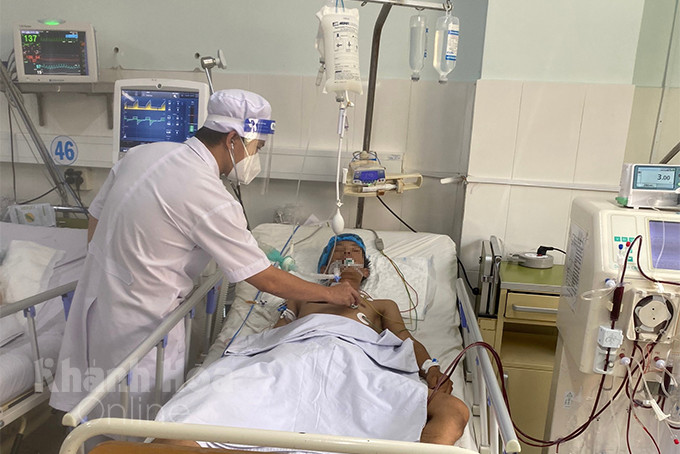 Bệnh nhân đang được điều trị tại Khoa Hồi sức tích cực -Chống độc Bệnh viện Đa khoa tỉnh Khánh Hoà
