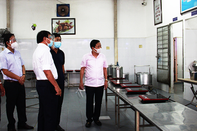 Ông Hà Quốc Trị kiểm tra công tác phòng, chống dịch tại huyện Cam Lâm