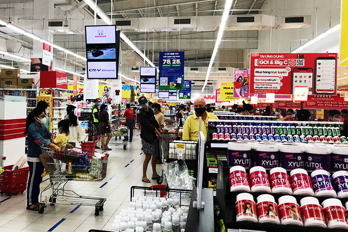 Người dân mua hàng tại siêu thị Go ngày 24-7.