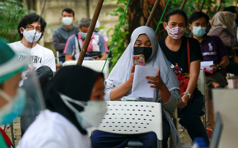 Người dân chờ tiêm vaccine ngừa Covid-19 tại Jakarta, Indonesia, ngày 8/7. (Ảnh: Reuters)