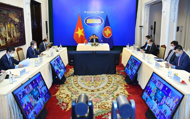 Bộ trưởng Bùi Thanh Sơn tham dự Hội nghị tại đầu cầu Hà Nội. (Ảnh: Báo Thế giới và Việt Nam cung cấp)
