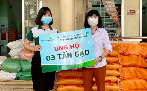Đại diện Chi nhánh Vietcombank Khánh Hòa trao 3 tấn gạo cho đại diện UBND phường Vạn Thạnh (TP. Nha Trang).