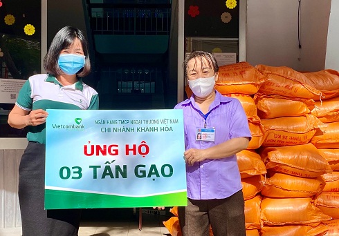 Đại diện Chi nhánh Vietcombank Khánh Hòa trao 3 tấn gạo cho đại diện UBND phường Vạn Thắng (TP. Nha Trang).
