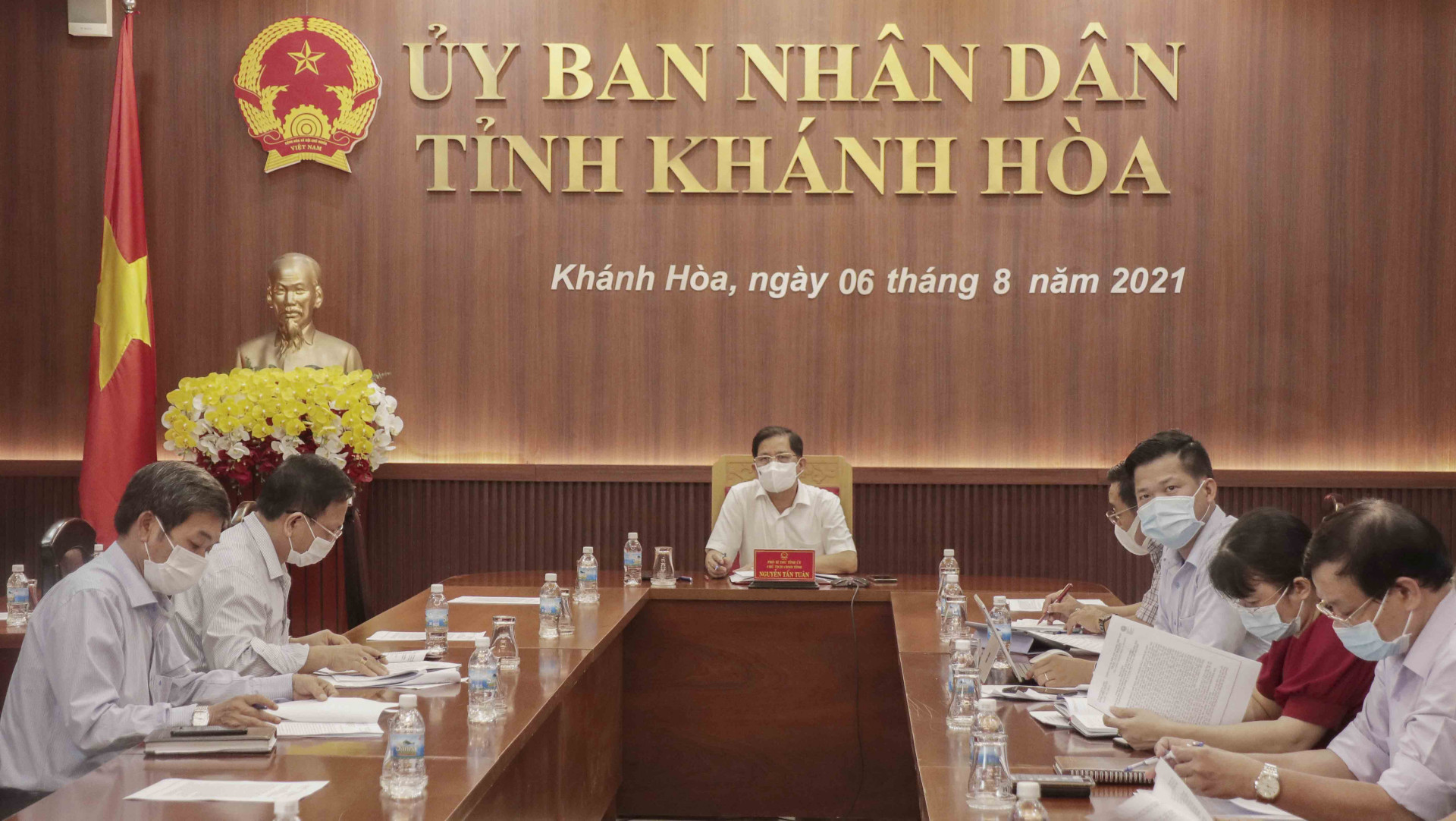 Ông Nguyễn Tấn Tuân chủ trì cuộc họp trực tuyến.