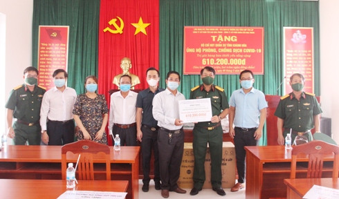 Lãnh đạo Bộ Chỉ huy Quân sự tỉnh Khánh Hòa tiếp nhận các mặt hàng thiết yếu từ các tổ chức, doanh nghiệp.