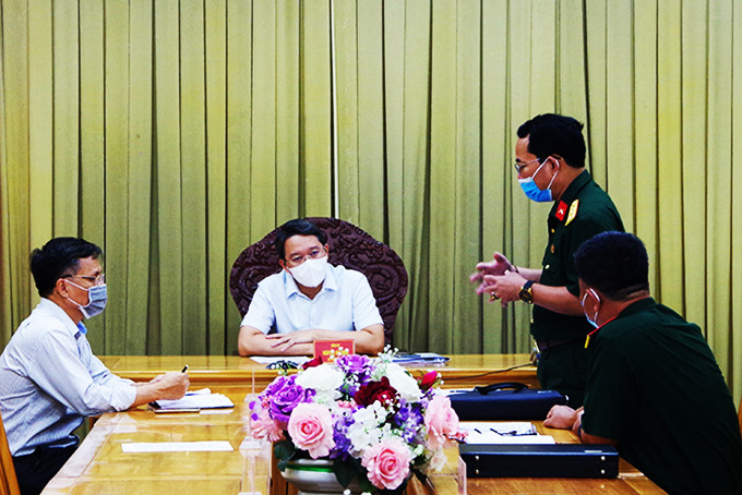 Lãnh đạo Bộ Chỉ huy Quân sự tỉnh báo cáo với ông Nguyễn Hải Ninh về công tác phòng, chống dịch