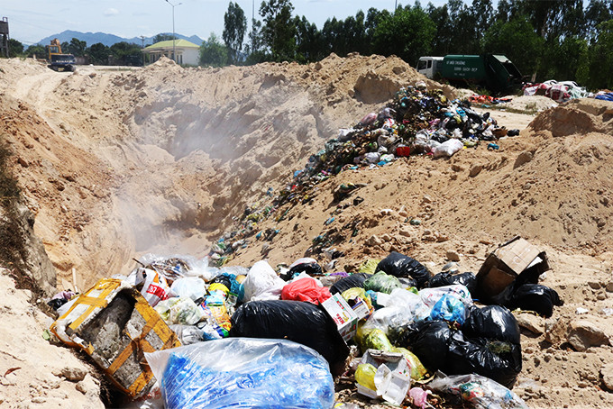 Khu vực bãi chôn lấp rác thị trấn Cam Đức.