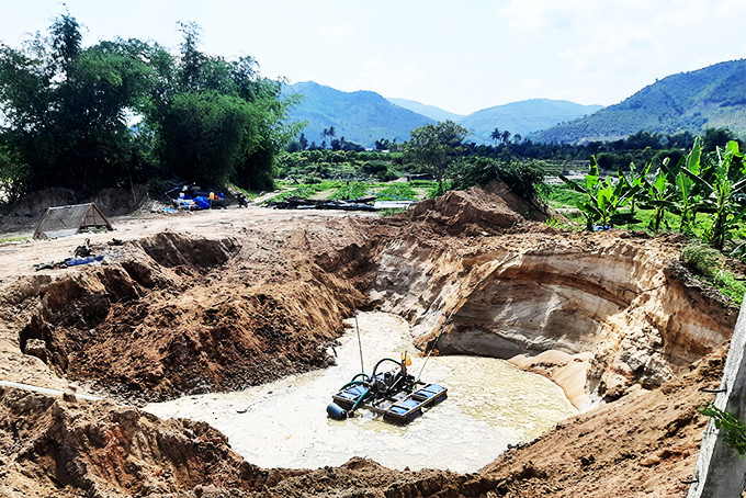 Một địa điểm khai thác cát trái phép ở khu vực suối Dầu (thôn Tân Xương 2, xã Suối Cát, huyện Cam Lâm).