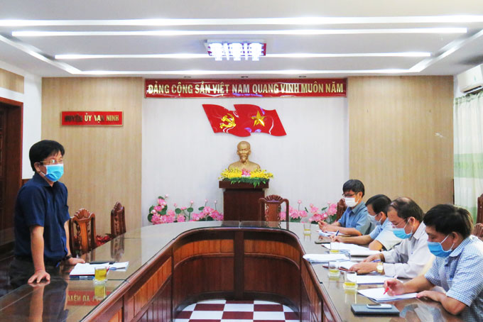 Ông Hồ Văn Mừng kiểm tra công tác phòng, chống dịch tại huyện Vạn Ninh