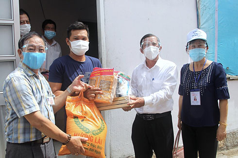 Ông Trần Ngọc Thanh thăm, tặng quà cho người lao động tại khu nhà trọ thôn Phú Nông Nam, xã Vĩnh Ngọc.