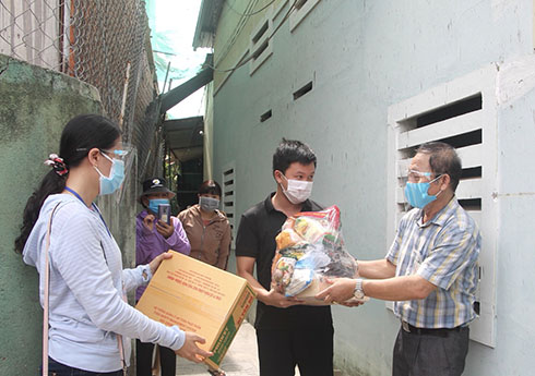 Trao quà cho người lao động mất việc tại các khu trọ