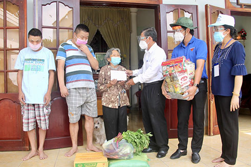 Ông Trần Ngọc Thanh thăm, tặng quà cho Mẹ Việt Nam Anh hùng Nguyễn Thị Tá, xã Vĩnh Ngọc