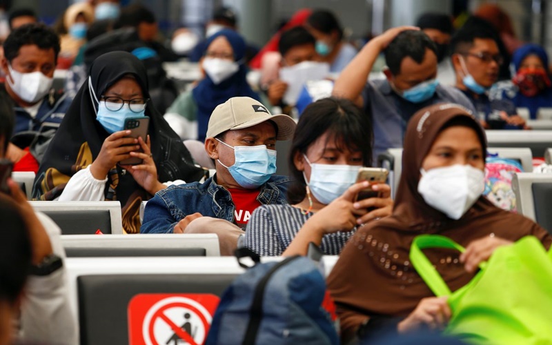 Hành khách tại một nhà ga ở Jakarta, Indonesia. (Ảnh: Reuters)