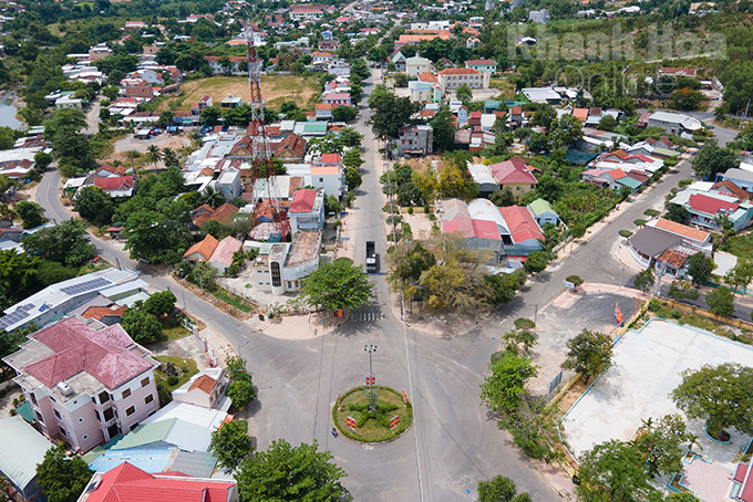 Các tuyến phố chính của thị trấn Khánh Vĩnh có rất ít người từ khi áp dụng giãn cách xã hội theo Chỉ thị 16