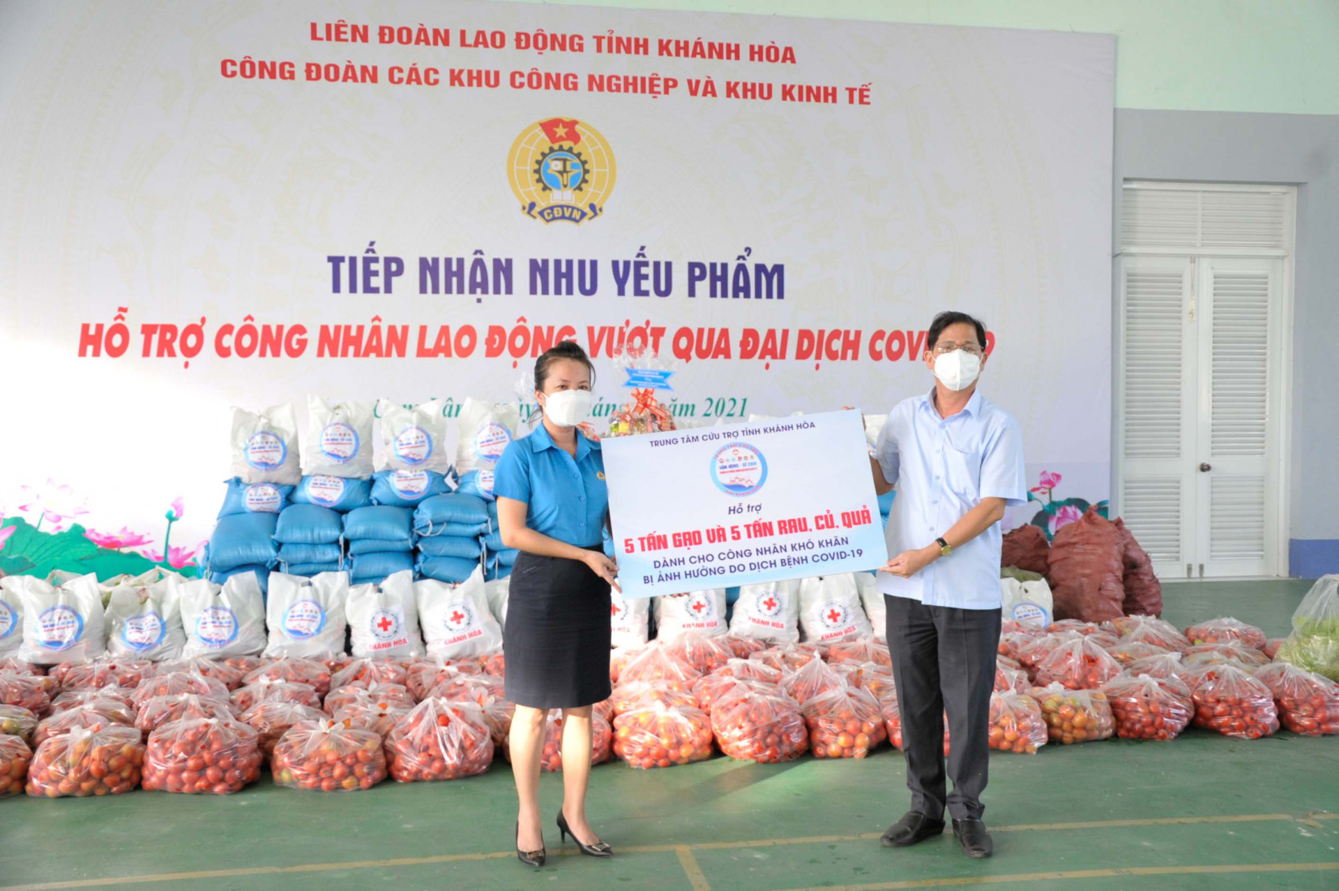 Đồng chí Nguyễn Tấn Tuân trao biểu trưng các phần hỗ trợ cho đại diện Công đoàn Các khu công nghiệp và khu kinh tế tỉnh để hỗ trợ người lao động