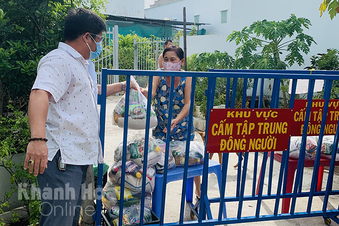 Cư dân Chung cư CT1 Đường sắt Nha Trang tặng 100 suất quà hỗ trợ người dân bị ảnh hưởng dịch Covid-19