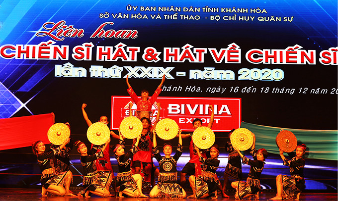 Đội nghệ thuật quần chúng huyện Khánh Sơn tham gia biểu diễn tại Liên hoan chiến sĩ hát và hát về chiến sĩ năm 2020. 