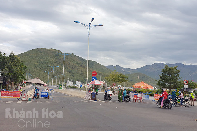 Kiểm soát phương tiện tại chốt kiểm soát cầu Bình Tân, TP. Nha Trang.