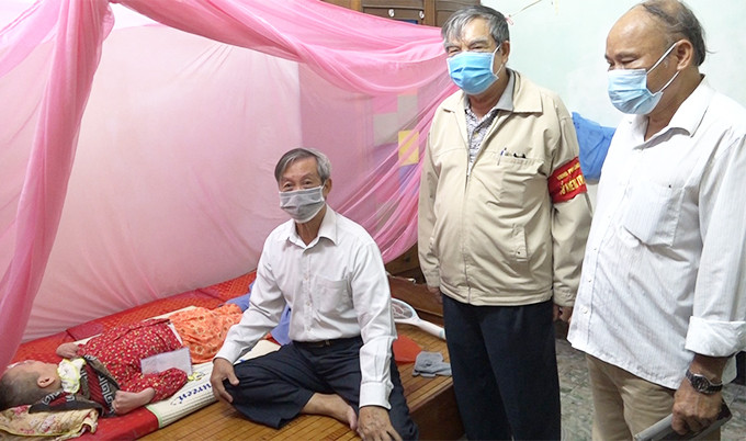 Lãnh đạo các cấp hội nạn nhân chất độc da cam/dioxin thăm người bệnh tại phường Phước Long, TP. Nha Trang.