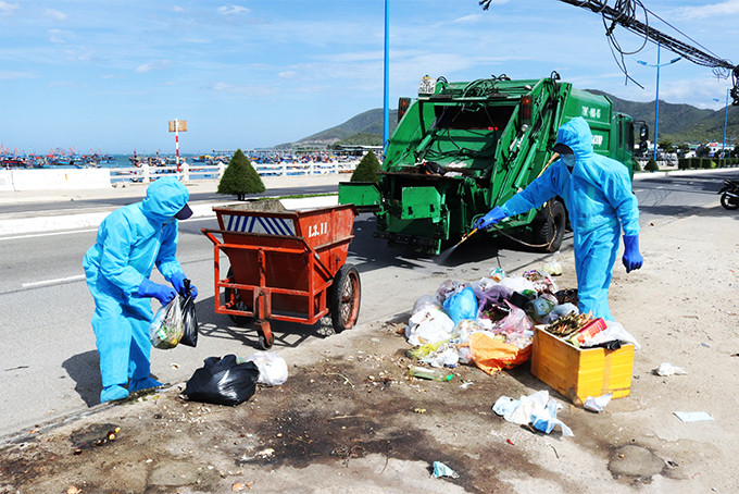 Công nhân vệ sinh thu gom rác ở xã Vĩnh Lương.