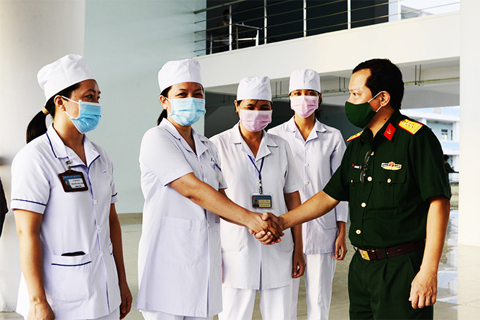 Ban Giám đốc Bệnh viện dã chiến truyền nhiễm số 4 động viên các nữ y, bác sĩ  thực hiện nhiệm vụ.