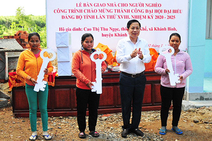 Đồng chí  Hà Quốc Trị  - Phó Bí thư Tỉnh ủy, Trưởng đoàn Đại biểu  Quốc hội tỉnh  bàn giao nhà mới cho các hộ ở xã Khánh Bình.