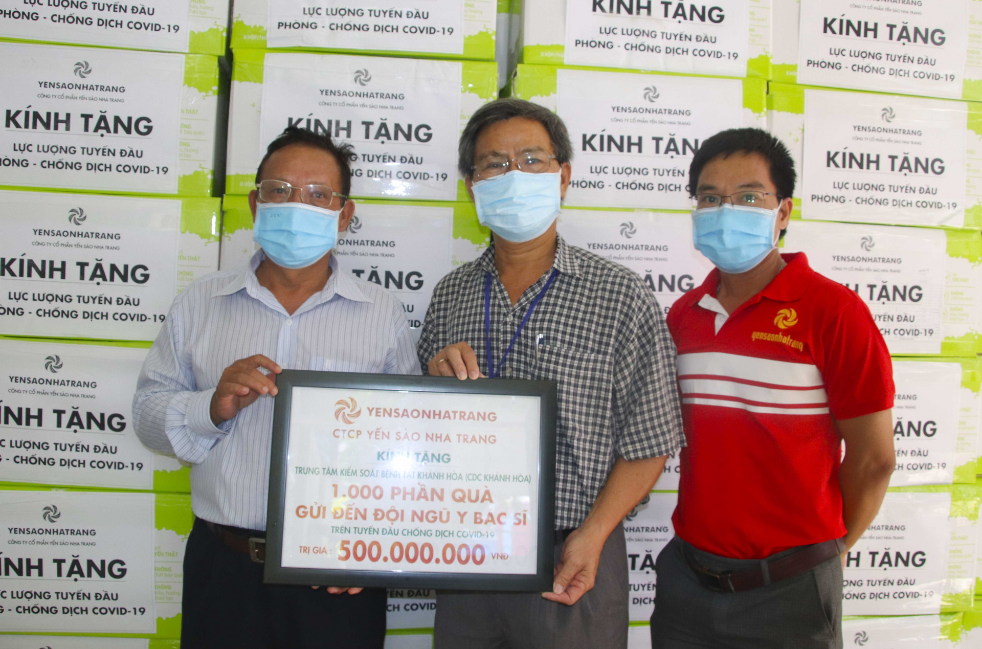Đại diện Công ty Cổ phần Yến sào Nha Trang tặng quà cho CDC Khánh Hoà. 