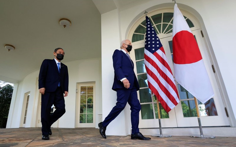 Tổng thống Mỹ Biden và Thủ tướng Suga bước ra từ Phòng Bầu dục, Nhà trắng, để tham gia một cuộc họp báo, ngày 16/4/2021. (Ảnh: Reuters)