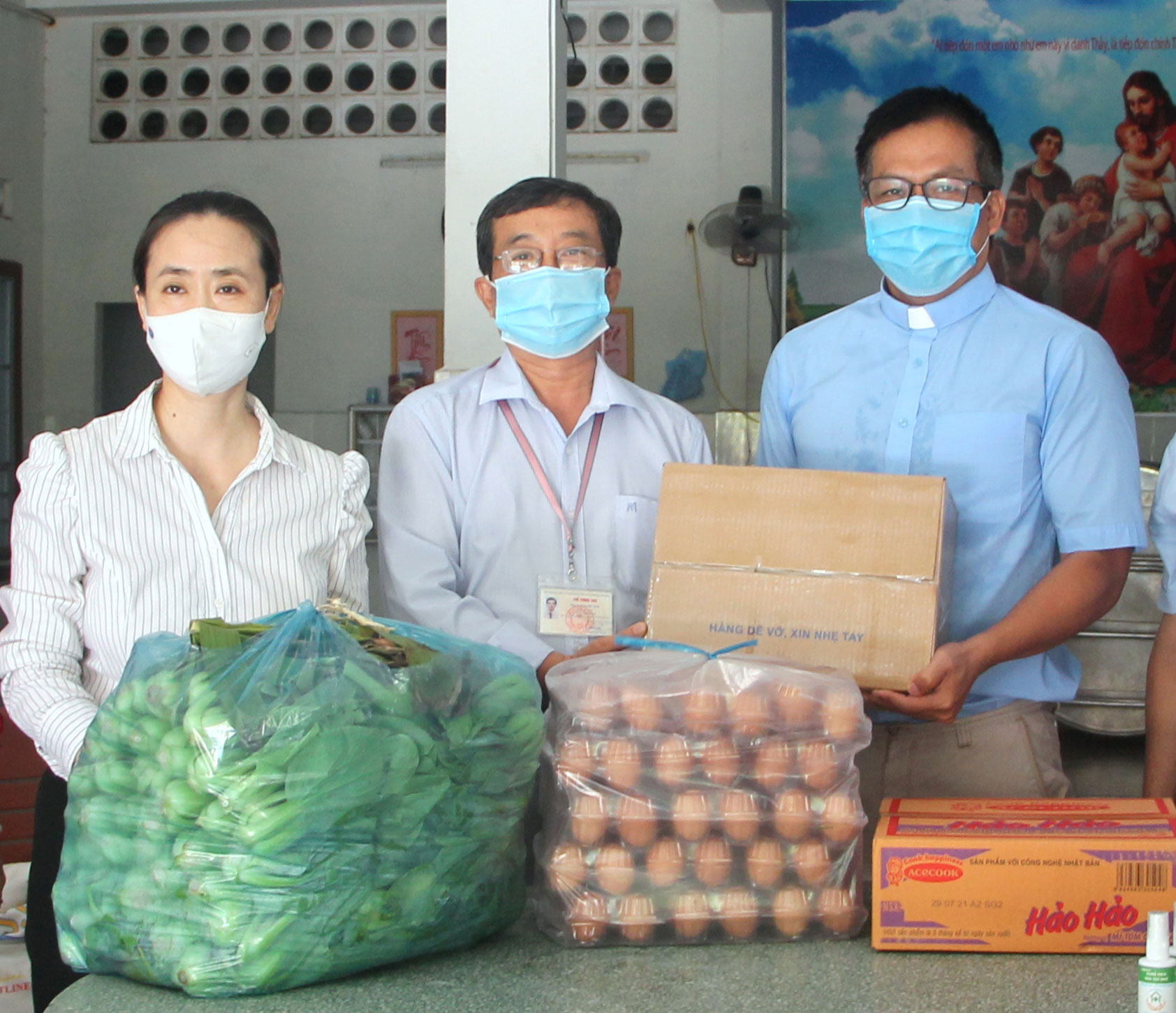 Đại diện Trung tâm Cứu trợ Covid-19 tỉnh trao quà cho Nhà tình thương Hướng Dương, xã Phước Đồng