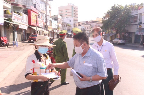 Ông Trần Văn Hạnh trao quà, động viên lực lượng làm nhiệm vụ tại các chốt trên địa bàn TP. Nha Trang.