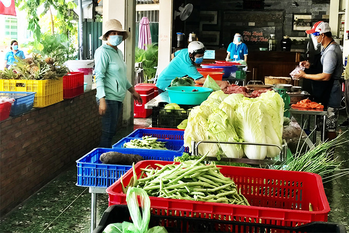 Người dân mua hàng tại gian hàng bình ổn giá số 379, đường số 4,  phường Phước Long.