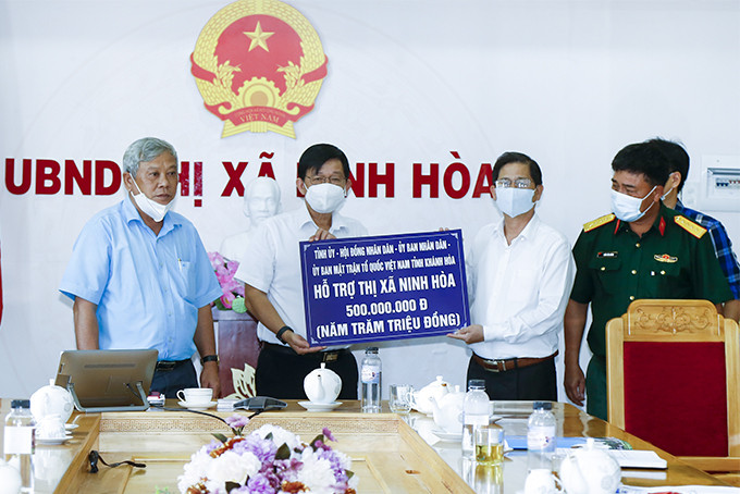 Ông Nguyễn Tấn Tuân trao tiền hỗ trợ chống dịch Covid-19  cho thị xã Ninh Hòa.