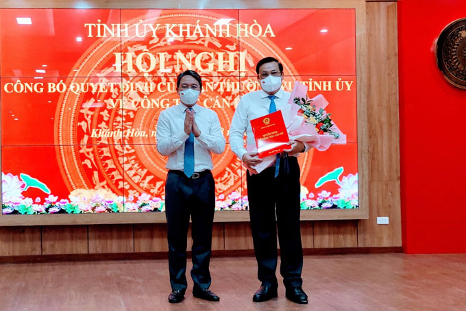 Bí thư Tỉnh ủy Nguyễn Hải Ninh trao quyết định cho ông Lê Hữu Thọ.