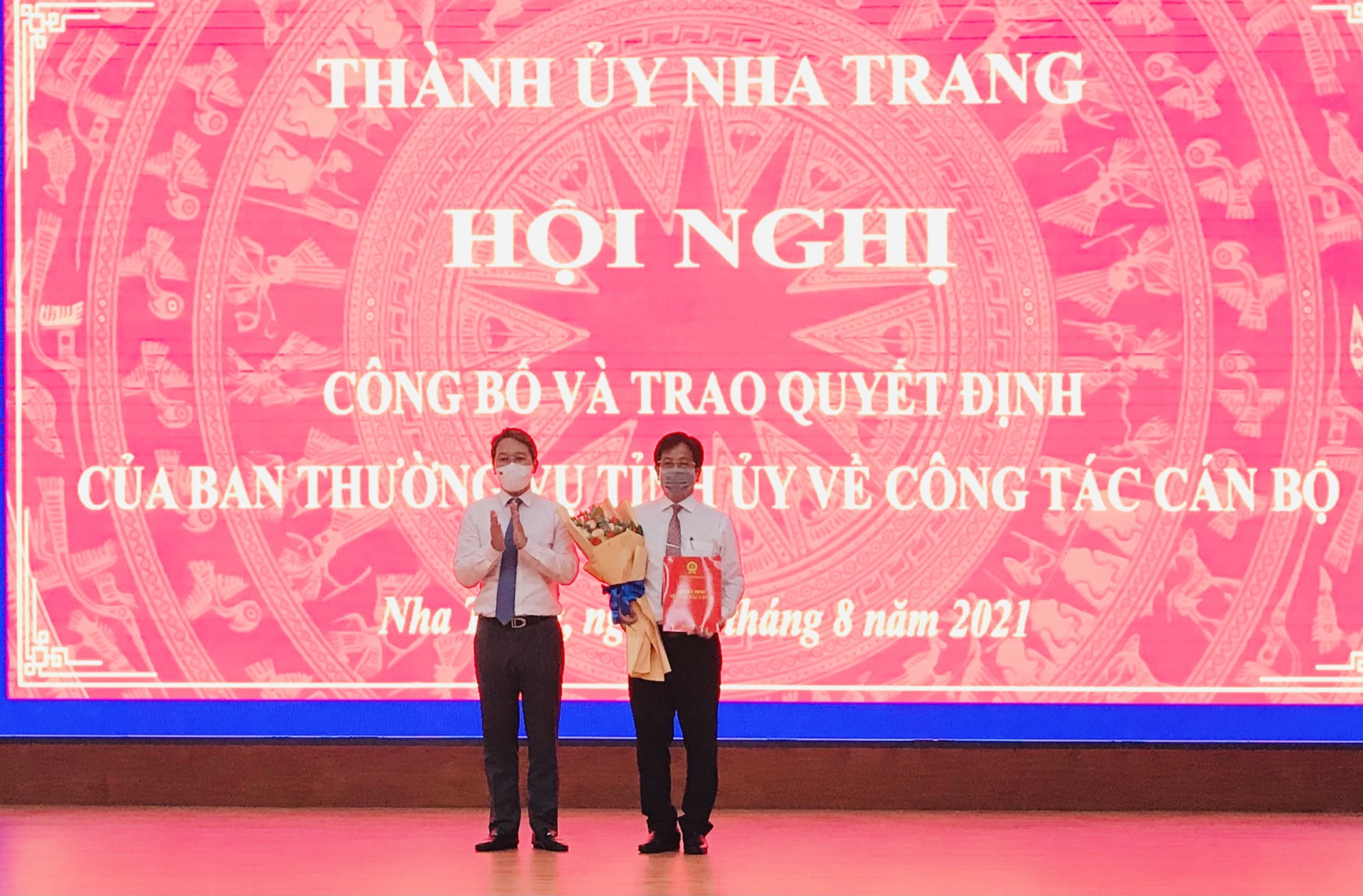 Bí thư Tỉnh ủy Nguyễn Hải Ninh trao quyết định của Ban Thường vụ Tỉnh ủy về việc điều động, chỉ định ông Hồ Văn Mừng giữ chức vụ Bí thư Thành ủy Nha Trang