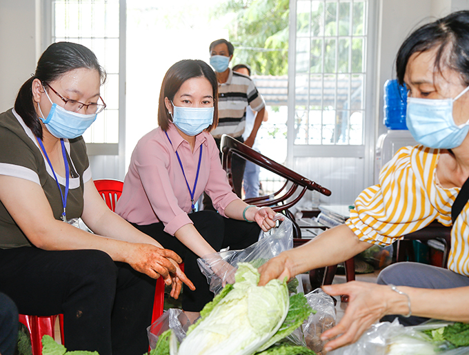 Các thành viên Hội Nông dân Khánh Hòa nhặt rau, đóng gói để trao đến các địa chỉ tuyến đầu chống dịch