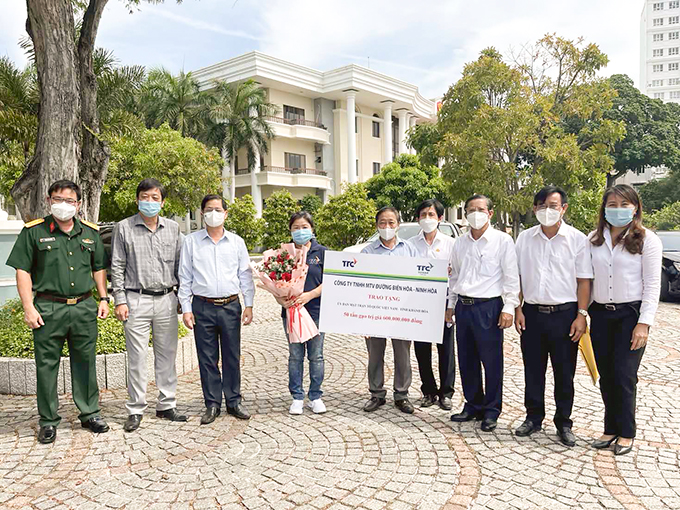 Đồng chí Nguyễn Tấn Tuân, Chủ tịch UBND tỉnh thay mặt Trung tâm cứu trợ Covid-19 tỉnh nhận hỗ trợ từ doanh nghiệp