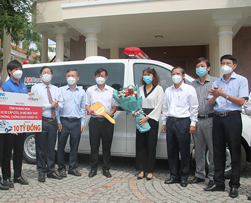 Các vị lãnh đạo tỉnh và đại diện các doanh nghiệp trao xe cứu thương cho thị xã Ninh Hòa