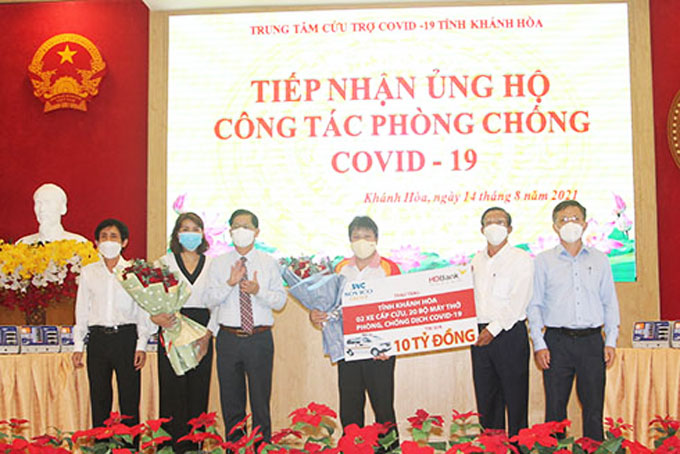 Lãnh đạo tỉnh tiếp nhận hỗ trợ từ đại diện Tập đoàn Sovico và HDBank.