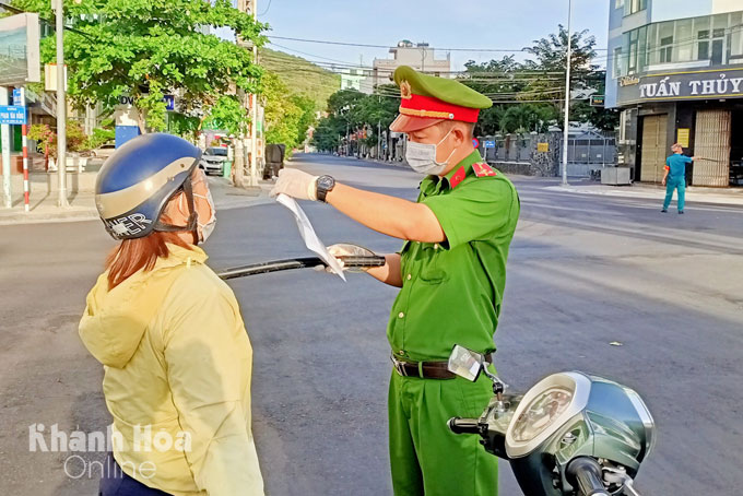 Lực lượng chức năng ở các chốt chặn sẽ kiểm soát chặt chẽ người đi đường. xử lý nghiêm những người ra đường trái phép. (Ảnh: Lê Bá Khánh)