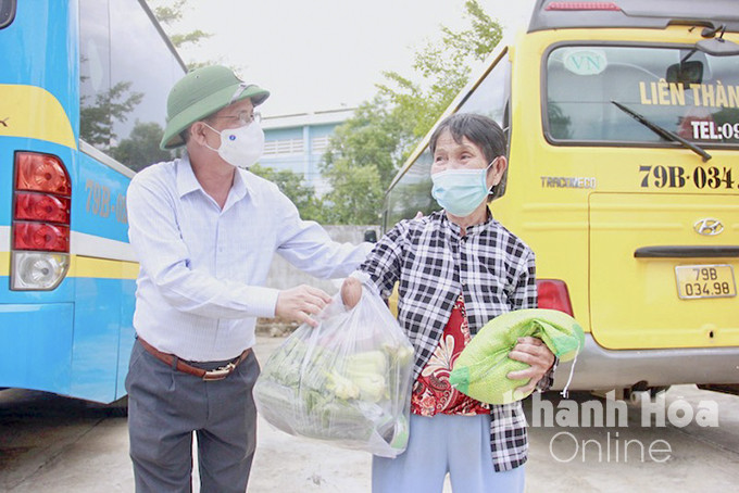 Chủ tịch UBND tỉnh Khánh Hòa trao quà cho người dân khó khăn tại thôn Thành Phát, xã Phước Đồng.