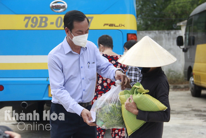 Phần quà gồm các gạo, rau, củ, trứng... được trao cho người dân có hoàn cảnh khó khăn.