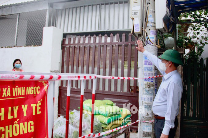 Tặng 300 suất quà cho người dân có hoàn cảnh khó khăn